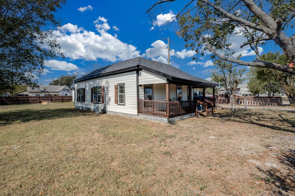 300 South Wall Street Itasca, TX 76055 - Photo 4 of 34 a view of a house with a patio