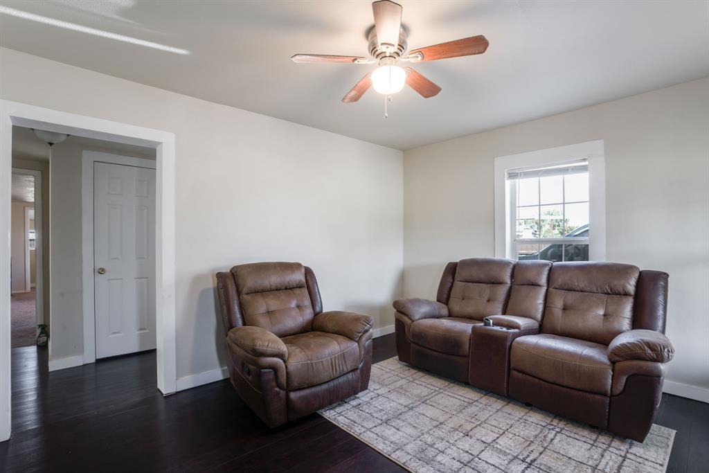 300 South Wall Street Itasca, TX 76055 - Photo 5 of 34 a living room with furniture and a ceiling fan