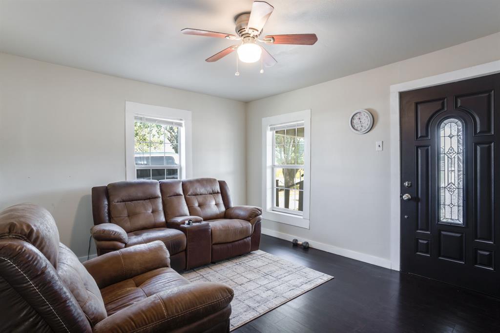 300 South Wall Street Itasca, TX 76055 - Photo 6 of 34 a living room with furniture and a window