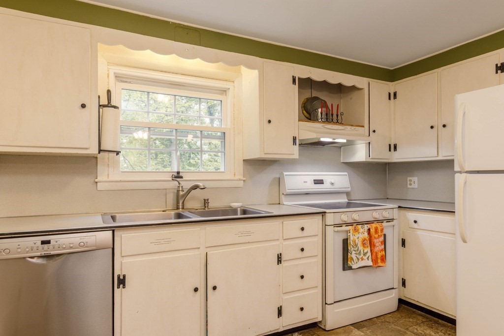 77 Upland Avenue Lunenburg, MA 01462 - Photo 3 of 20