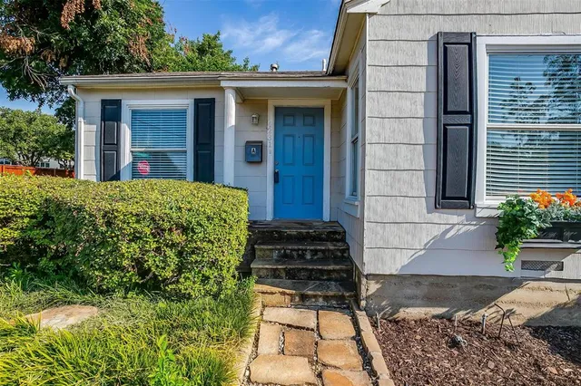 $2,100 | 4231 South Cresthaven Road, Dallas, TX 75209