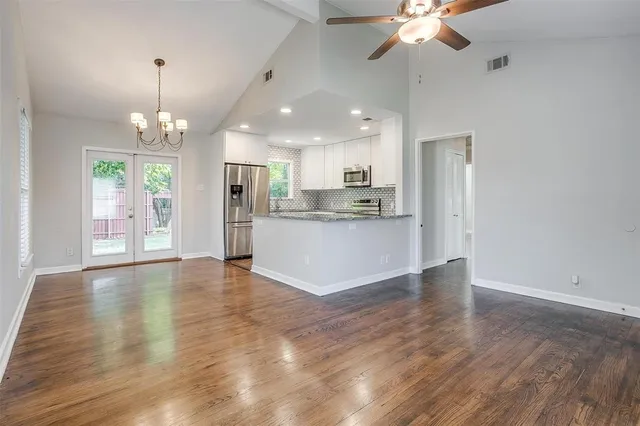 $2,100 | 4231 South Cresthaven Road, Dallas, TX 75209