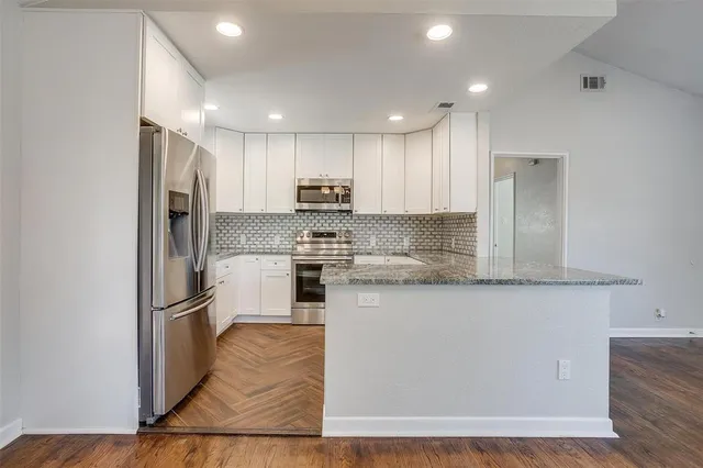 $2,100 | 4231 South Cresthaven Road, Dallas, TX 75209