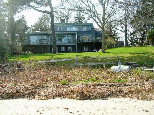 115 Hines Point Road Vineyard Haven, MA 02568 - Photo 3 of 32 http://d1qzqeyxiitrap.cloudfront.net/photos/20213/600/18cc1fcb.jpg