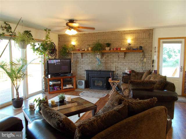2703 Rohrersville Road Rohrersville, MD 21779 - Photo 10 of 24 Living Room