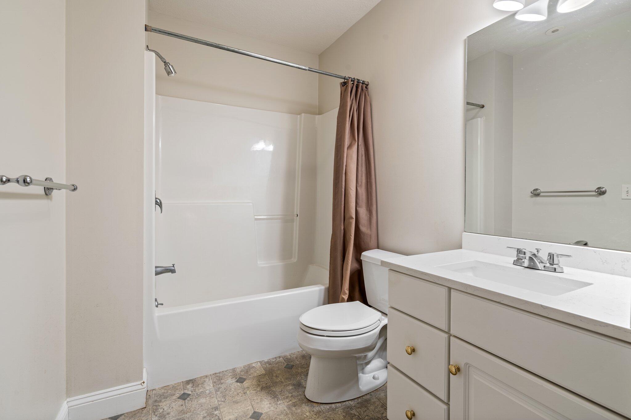 20 Kavanaugh Road, Unit 20 Old Orchard Beach, ME 04064 - Photo 18 of 37 Full bathroom.
