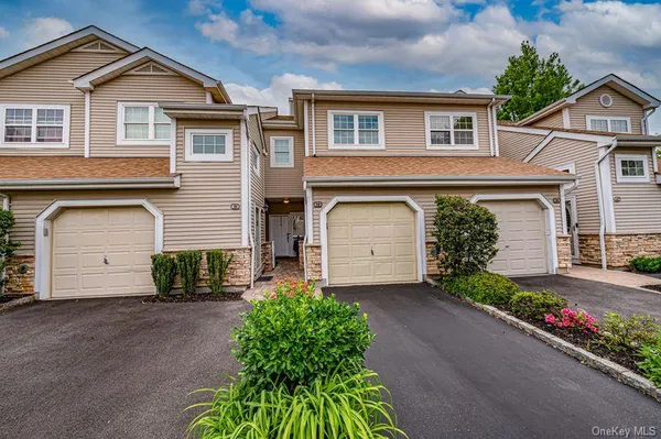 $749,000 | 34 Carriage Lane, Plainview, NY 11803