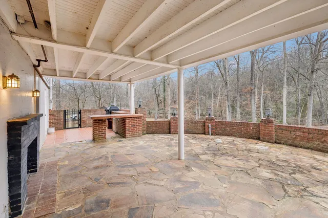 a view of a backyard