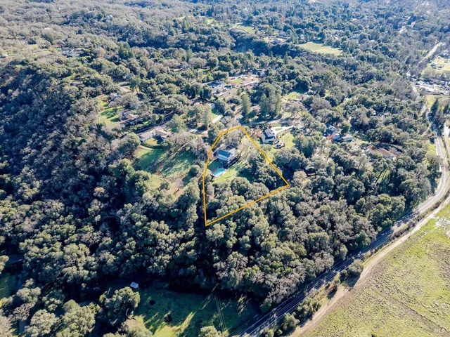 a view of a house with backyard