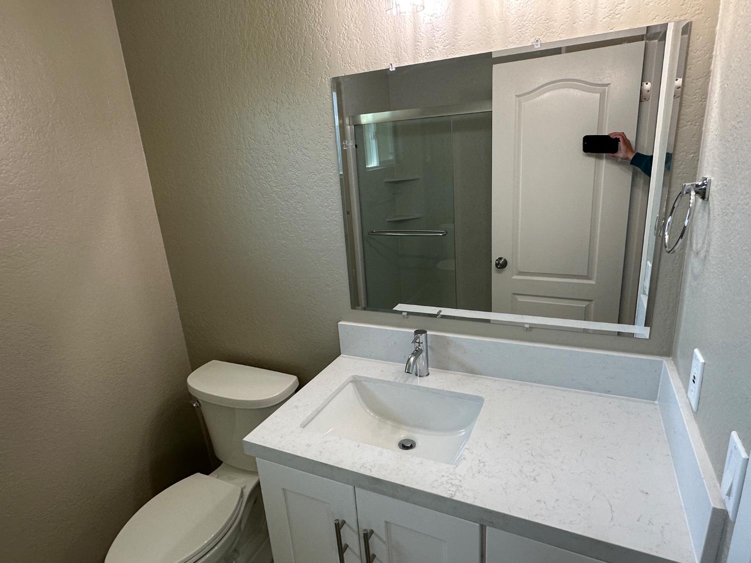 924 Kingery Drive Ripon, CA 95366 - Photo 10 of 18 a bathroom with a sink a toilet and shower