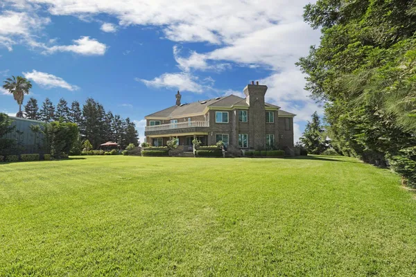 $1,800,000 | 21649 Des Moines Road, Acampo, CA 95220