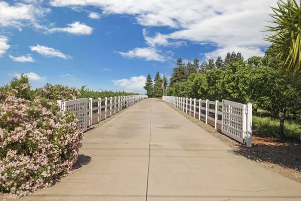 $1,800,000 | 21649 Des Moines Road, Acampo, CA 95220