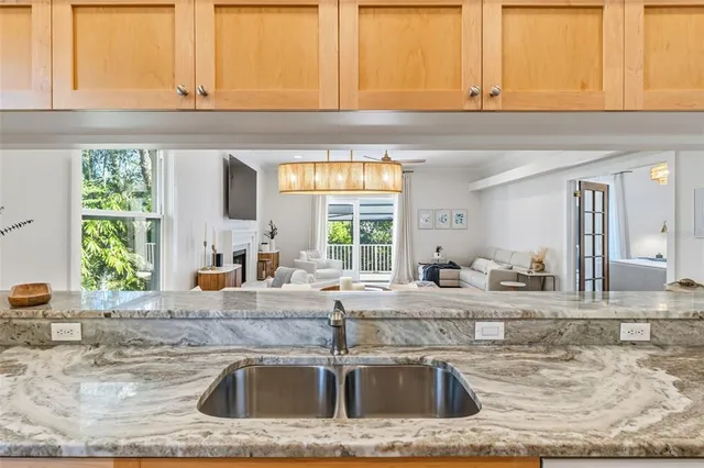 $1,275,000 | 421 Island Circle, Sarasota, FL 34242