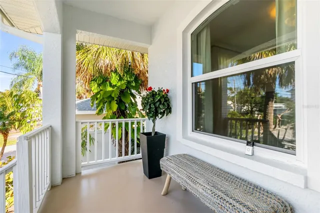 $1,275,000 | 421 Island Circle, Sarasota, FL 34242