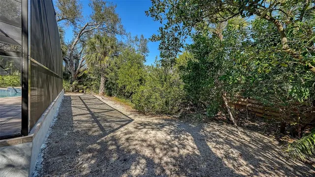 $1,275,000 | 421 Island Circle, Sarasota, FL 34242