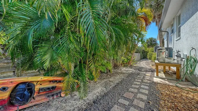 $1,275,000 | 421 Island Circle, Sarasota, FL 34242