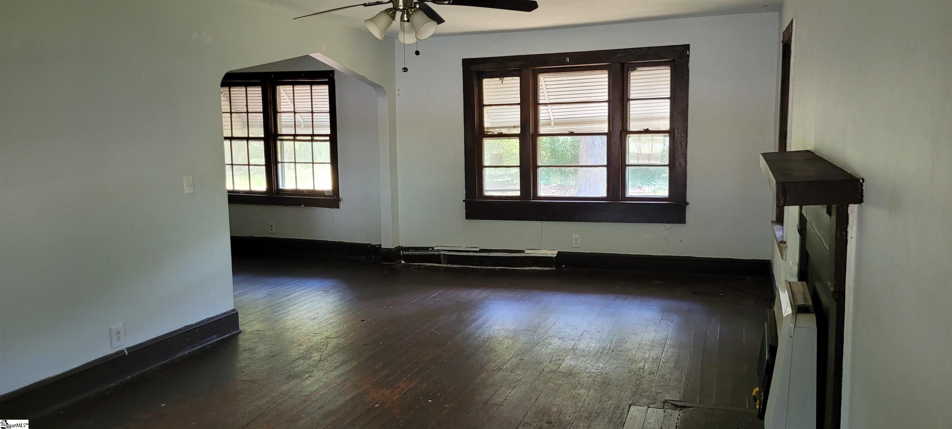 1611 Gary Street Clinton, SC 29325 - Photo 3 of 11