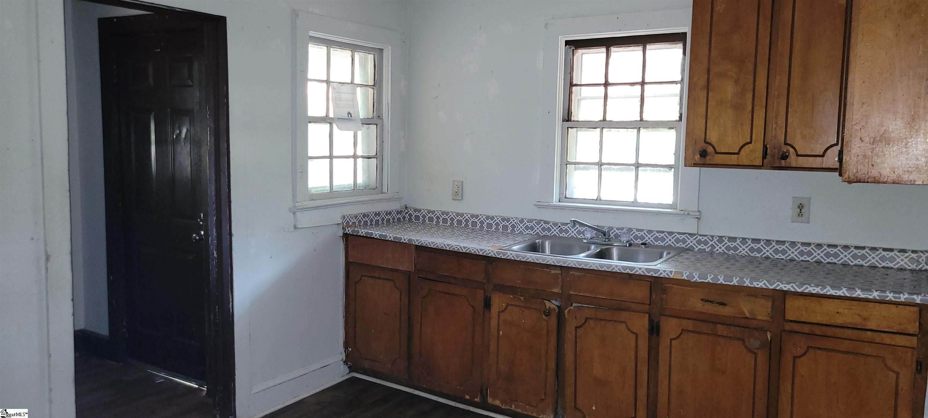 1611 Gary Street Clinton, SC 29325 - Photo 4 of 11