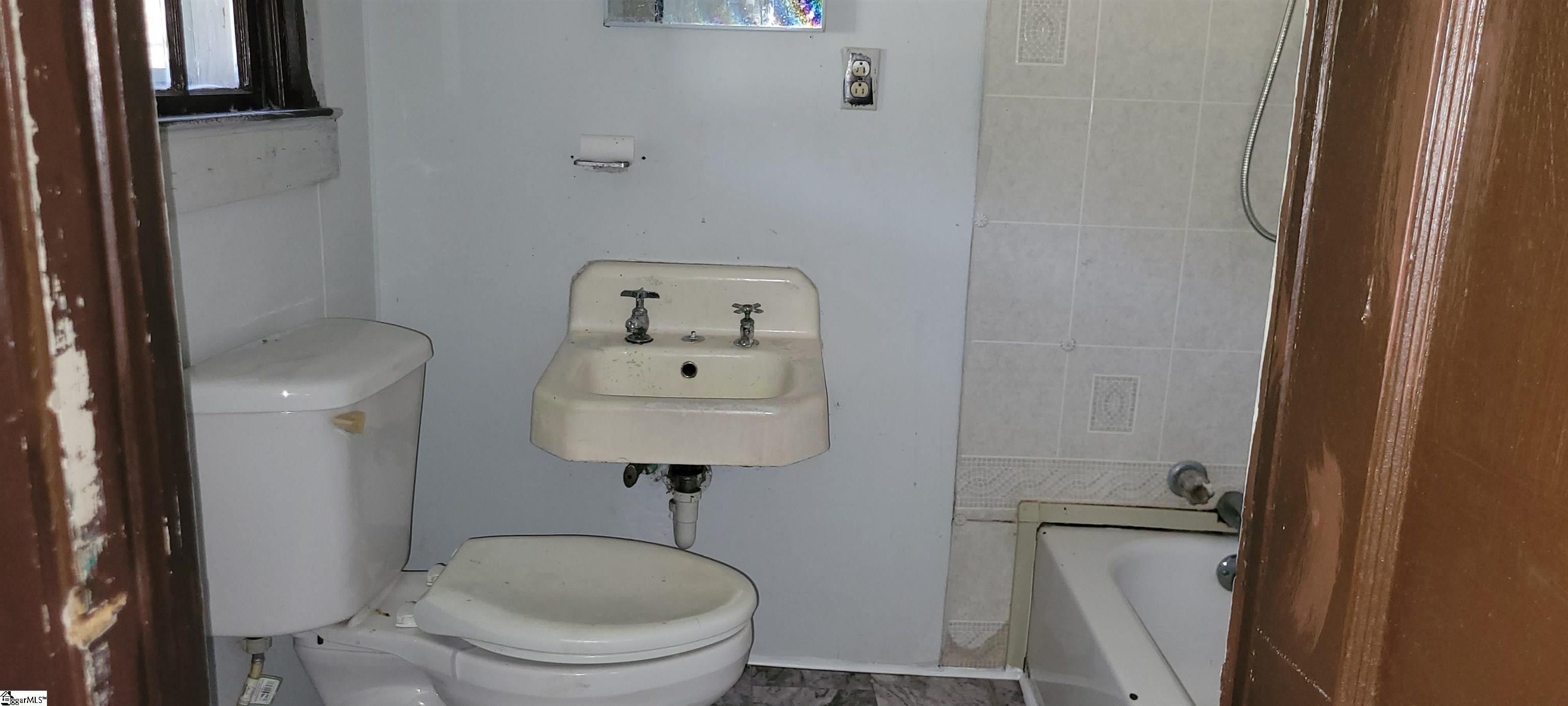 1611 Gary Street Clinton, SC 29325 - Photo 5 of 11