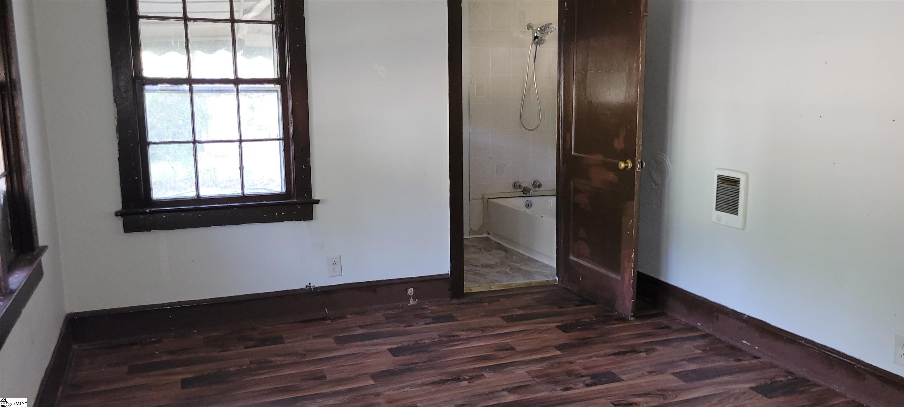 1611 Gary Street Clinton, SC 29325 - Photo 6 of 11