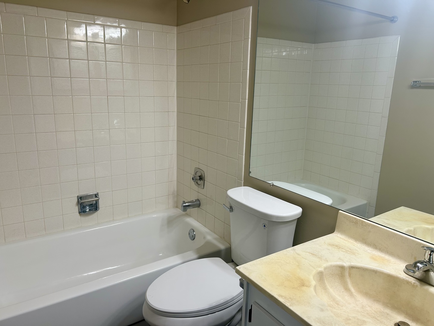 28 Regent Circle, Unit B2 Schaumburg, IL 60193 - Photo 11 of 17