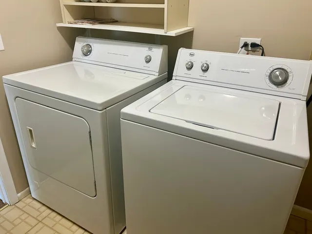 $2,200 | 28 Regent Circle, Unit B2, Schaumburg, IL 60193