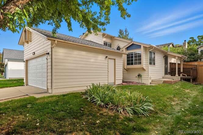 a view of a house with a yard