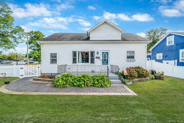 $590,000 | 94 Richard Avenue, Islip Terrace, NY 11752