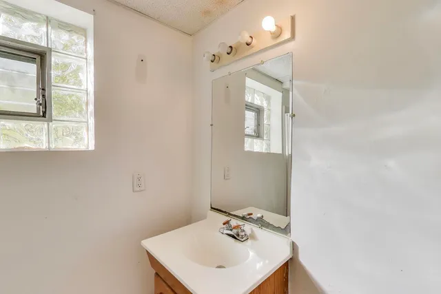 $249,900 | 221 Heine Avenue, Elgin, IL 60123