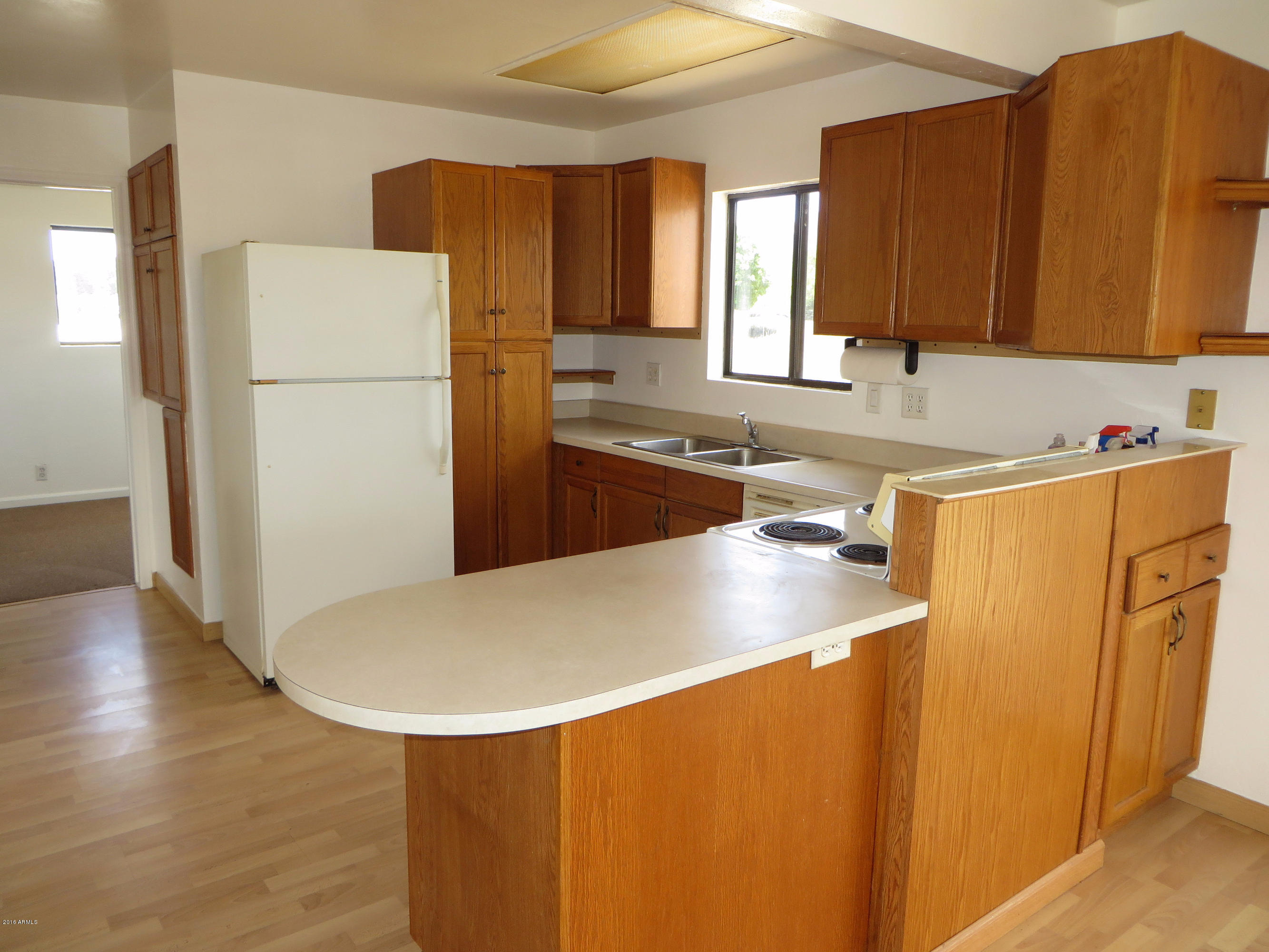 18404 Weaver Mountain Road Peeples Valley, AZ 86332 - Photo 41 of 54 Kitchen with Breakfast Bar