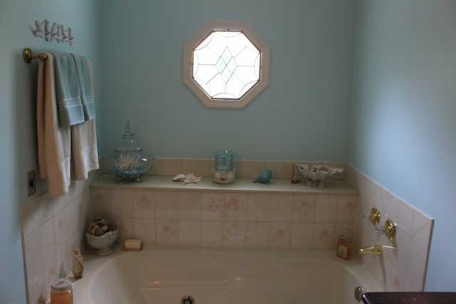807 Hickory Ridge Trail Columbia, TN 38401 - Photo 9 of 17 Roomy master bath with large, jetted tub and separate shower.