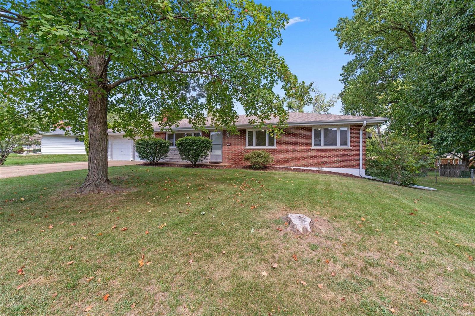 142 Romine Circle Ballwin, MO 63011 - Photo 2 of 41