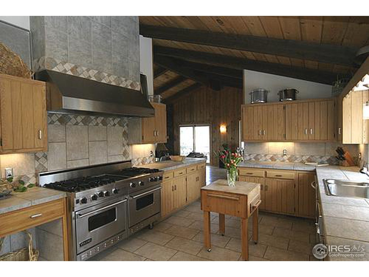 10000 Phillips Road Lafayette, CO 80026 - Photo 4 of 17 a kitchen with a stove and a refrigerator