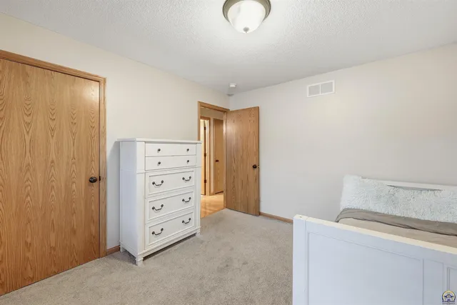 $369,999 | 4414 Southeast Gemstone Lane, Topeka, KS 66609