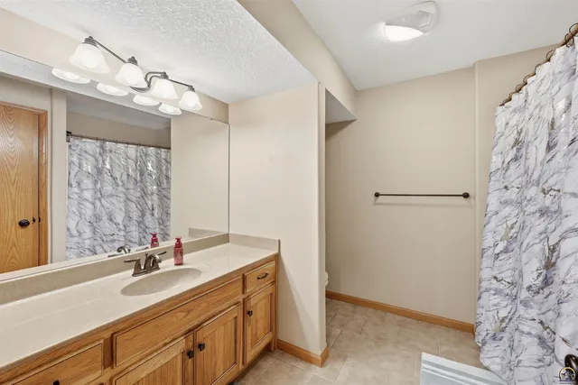 $369,999 | 4414 Southeast Gemstone Lane, Topeka, KS 66609