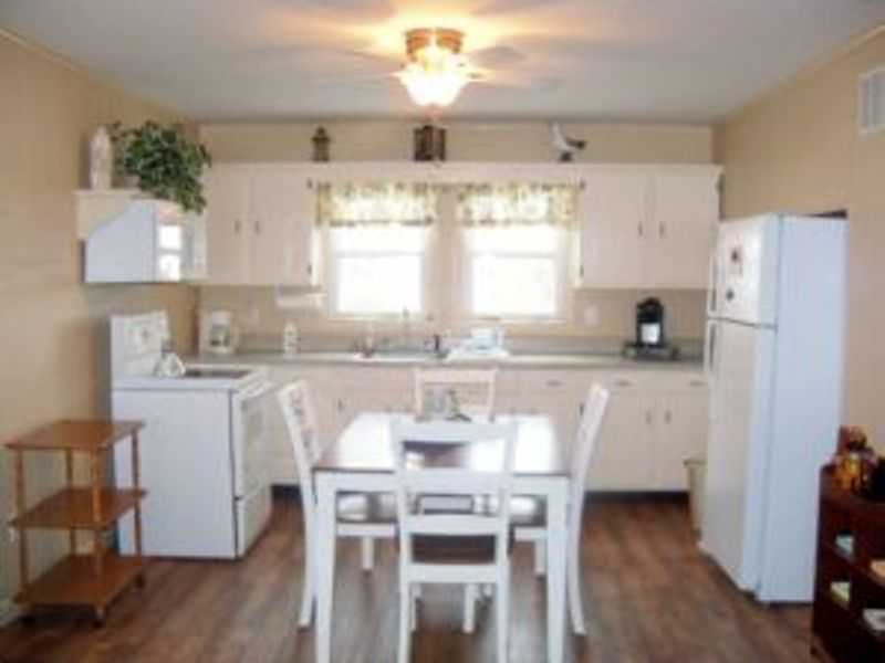 19 Middle Road Narragansett, RI 02882 - Photo 4 of 10 Kitchen.