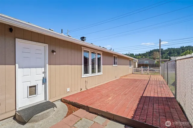 a view of a backyard