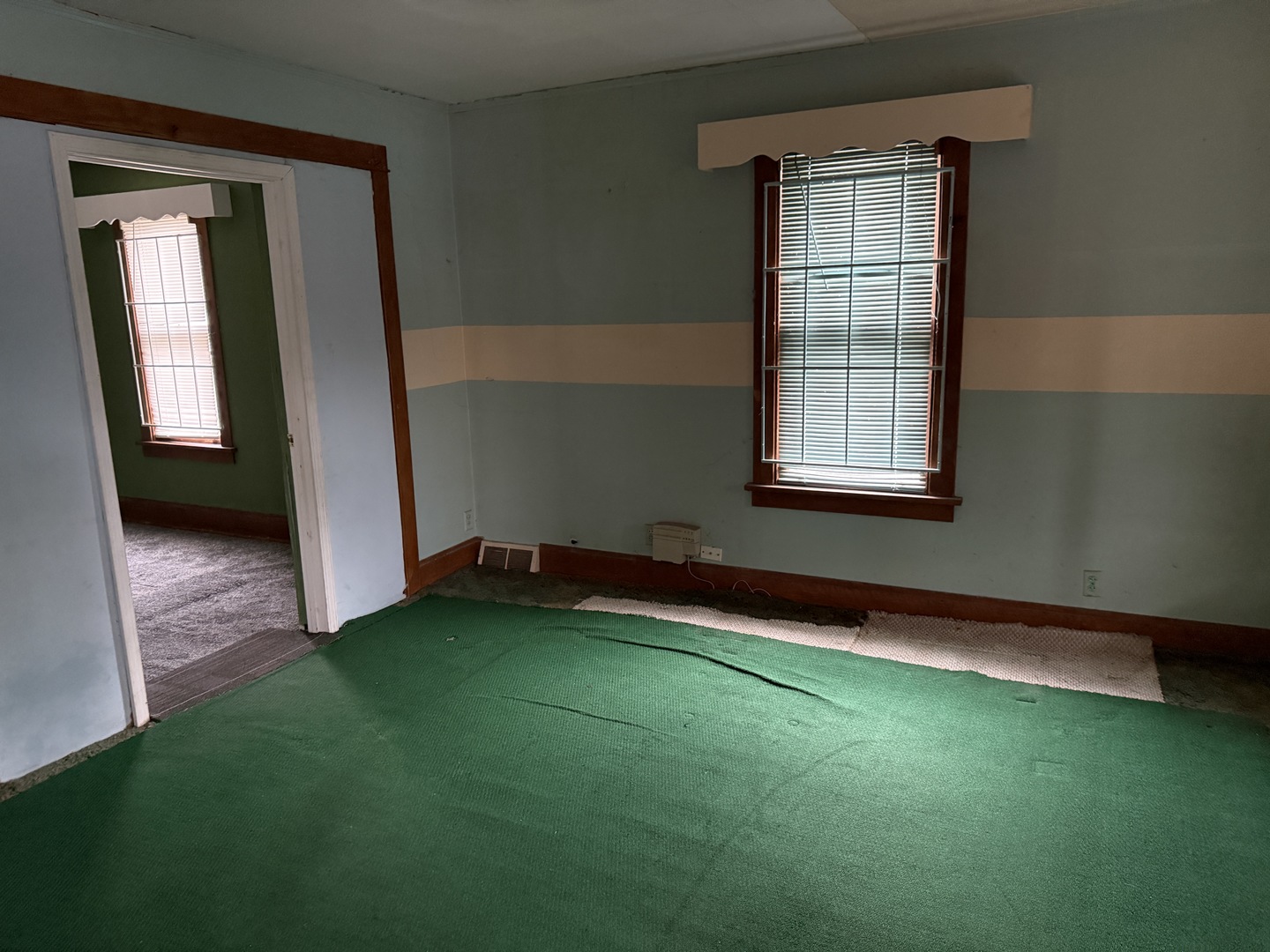 172 North East Avenue Aurora, IL 60505 - Photo 4 of 15 an empty room with windows