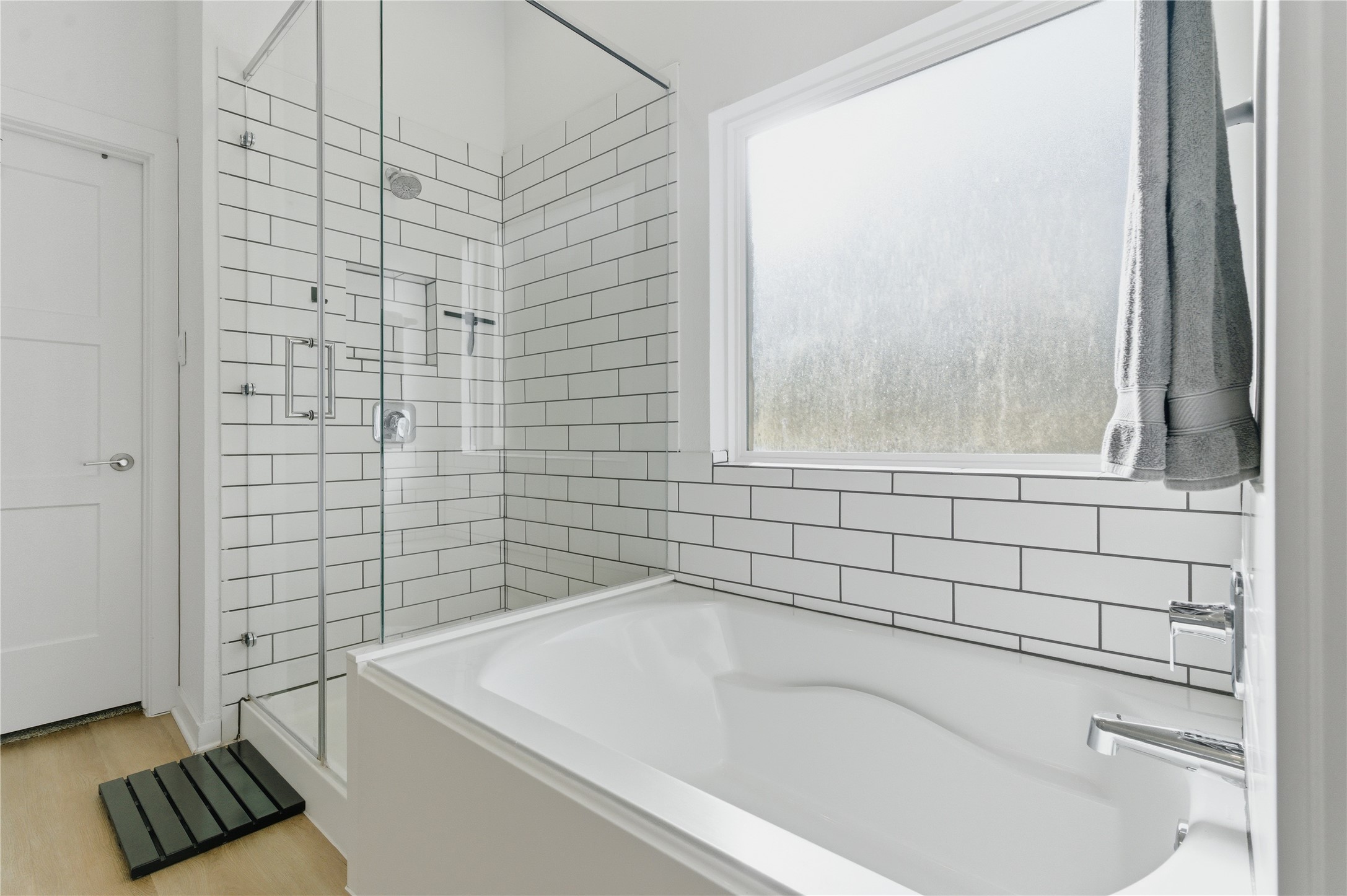 14108 Redfish Lake Conroe, TX 77384 - Photo 16 of 37 a bathroom with a bathtub and a window