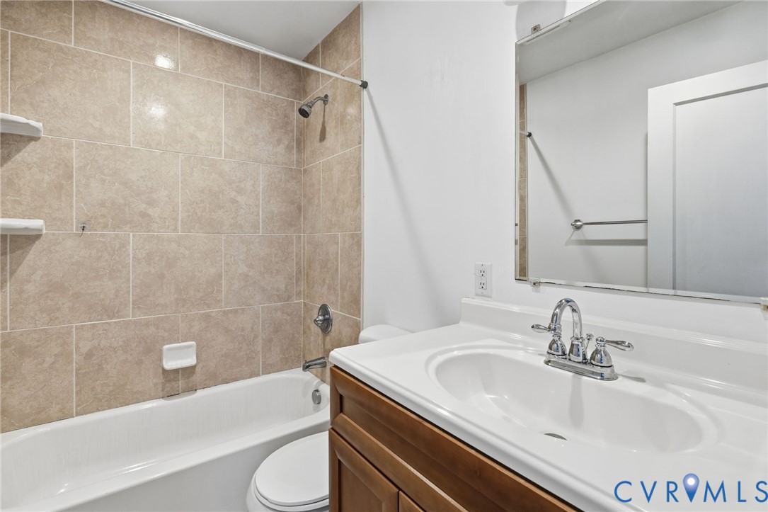 7117 Brigham Road Richmond, VA 23226 - Photo 13 of 20 a bathroom with a sink a toilet and a bathtub