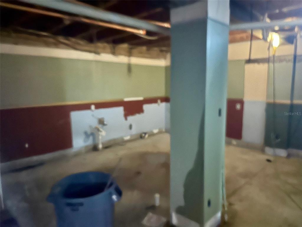 300 Broadview Avenue Altamonte Springs, FL 32701 - Photo 29 of 33 a utility room with a sink