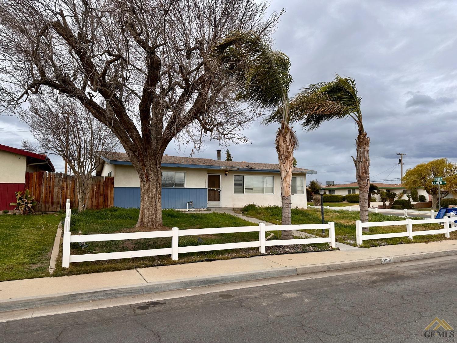 a view of a house with a large trees
