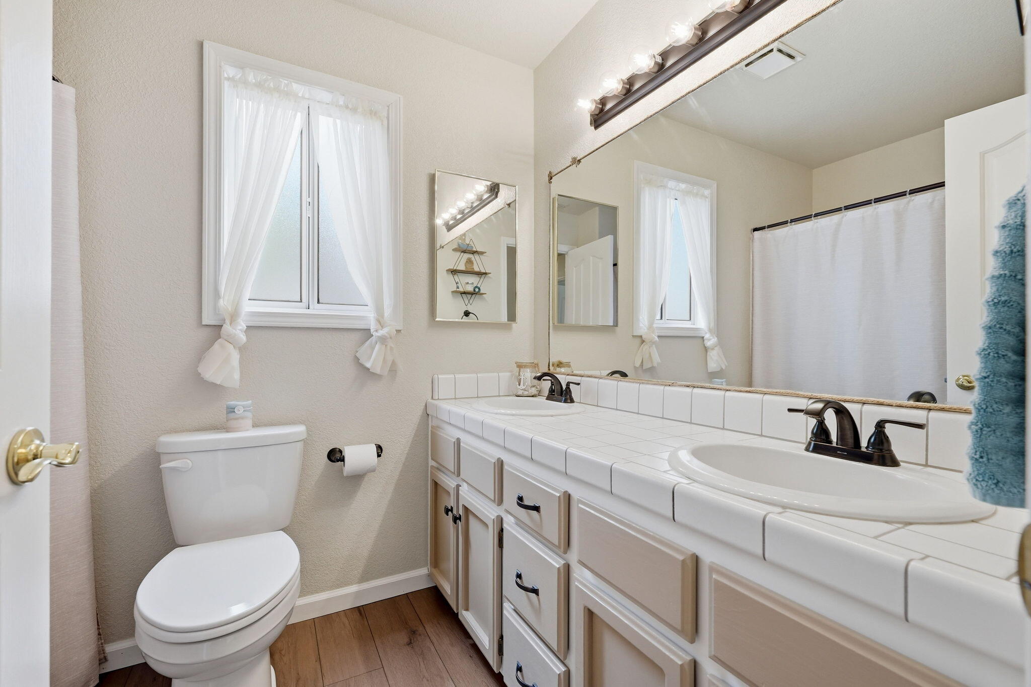 6834 Irving Road Redding, CA 96001 - Photo 11 of 26 Guest bath