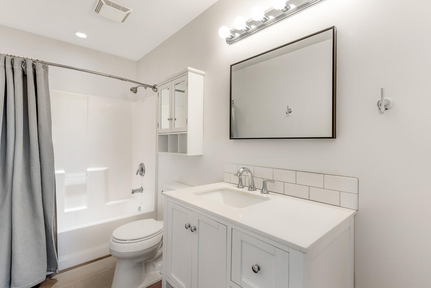 63406 Vogt Road Bend, OR 97701 - Photo 16 of 27 Guest Bathroom