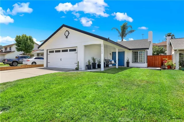 a view of a yard in front of the house