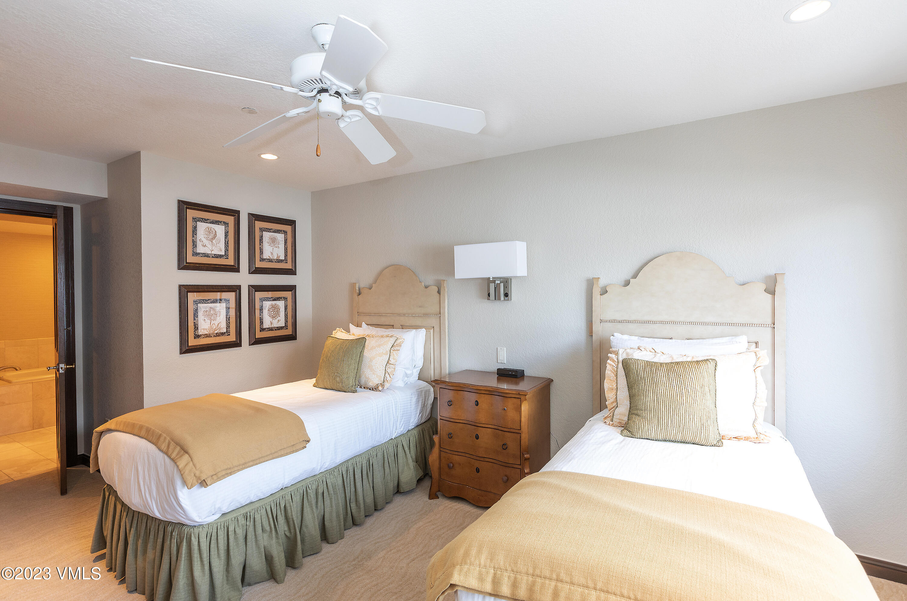 210 Offerson Road, Unit 107 WEEK 5 Beaver Creek, CO 81620 - Photo 14 of 27 a bedroom with two beds and a chandelier