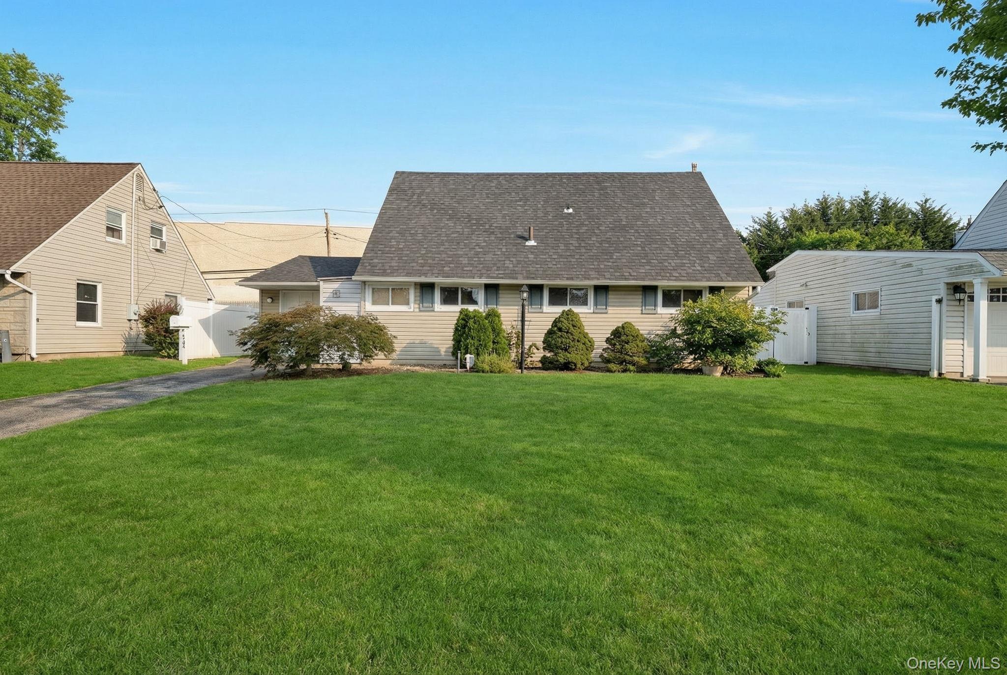 125 Hamlet Road Levittown, NY 11756 - Photo 1 of 28