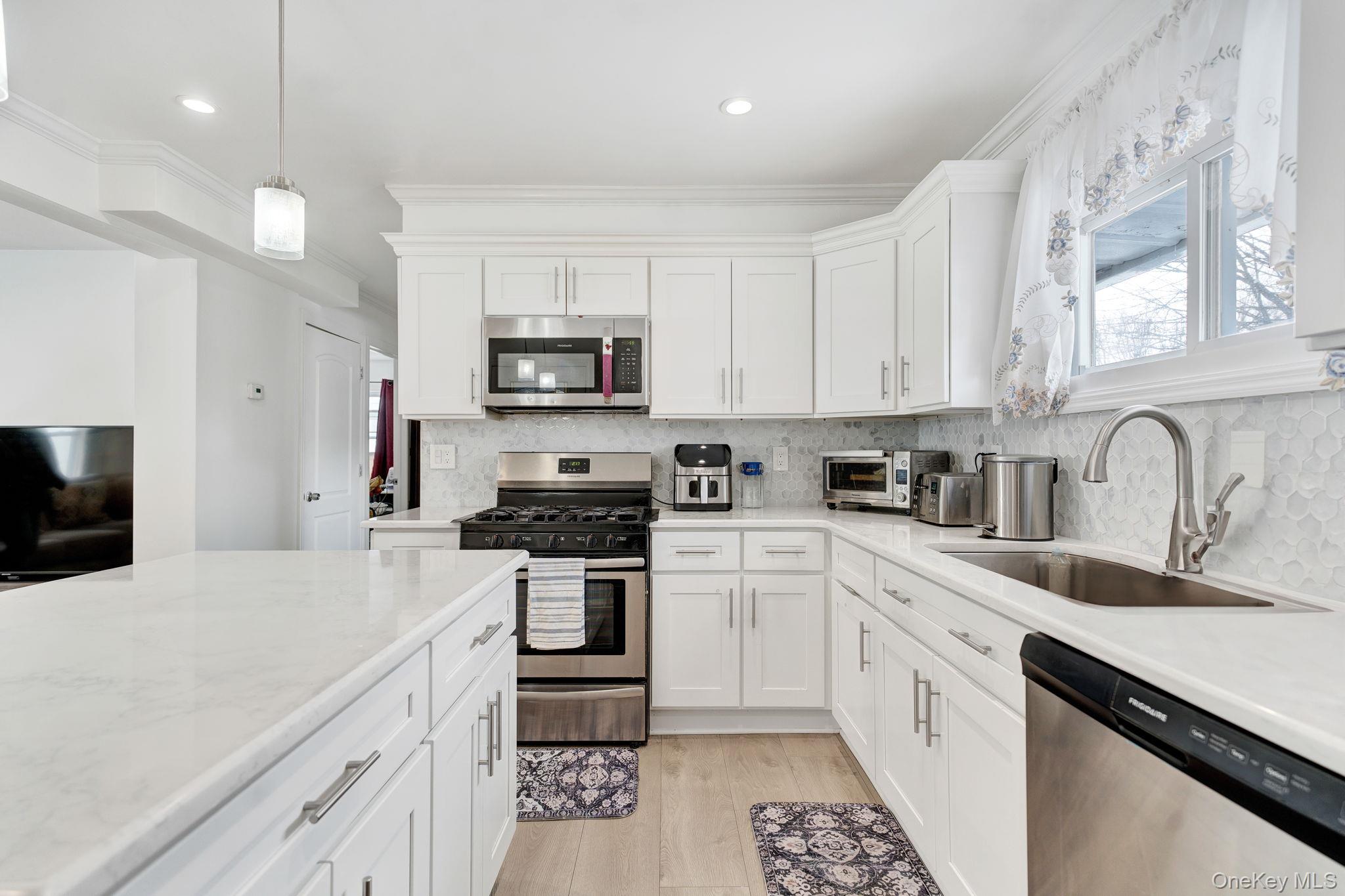 125 Hamlet Road Levittown, NY 11756 - Photo 11 of 28