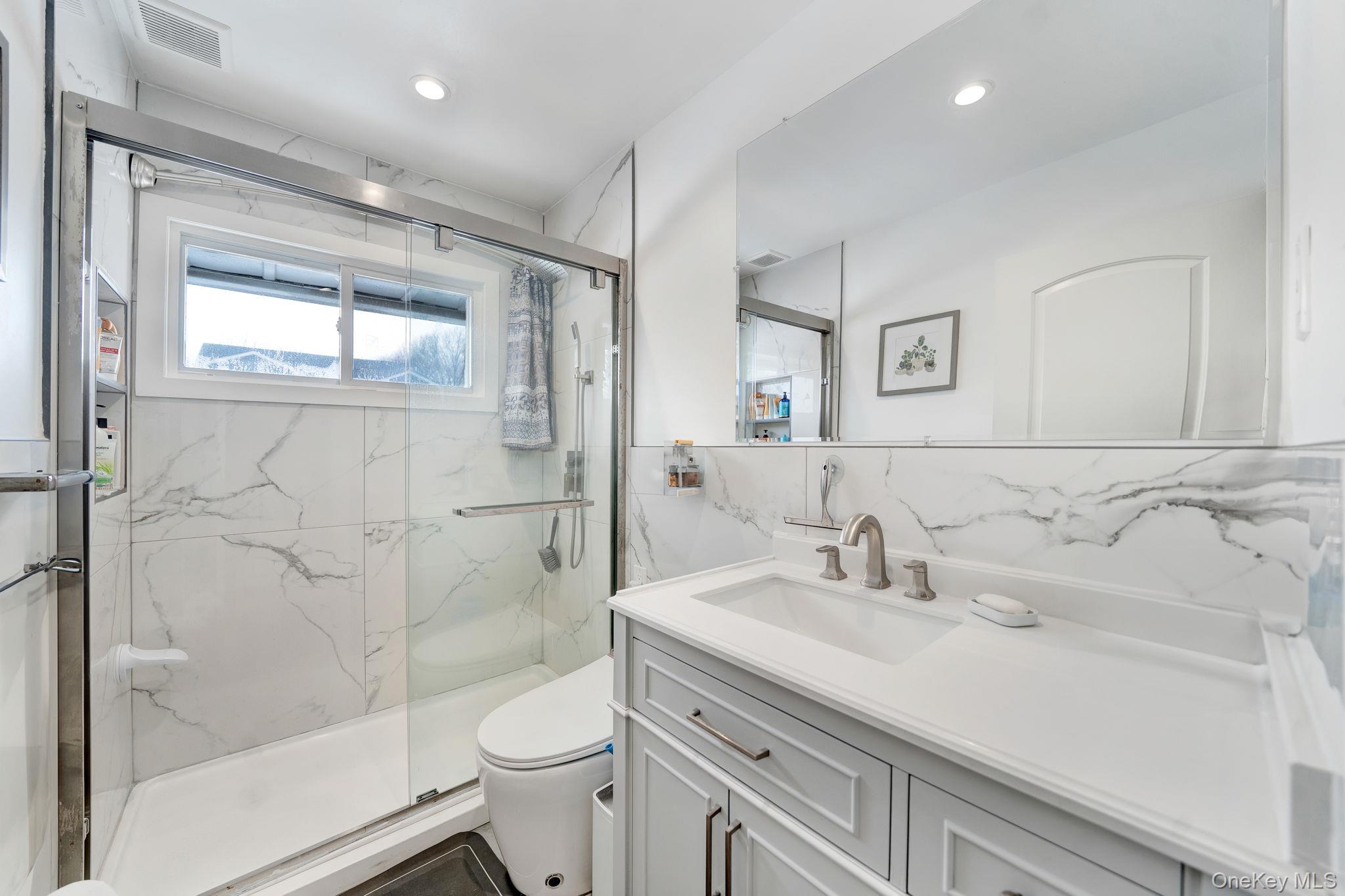 125 Hamlet Road Levittown, NY 11756 - Photo 15 of 28