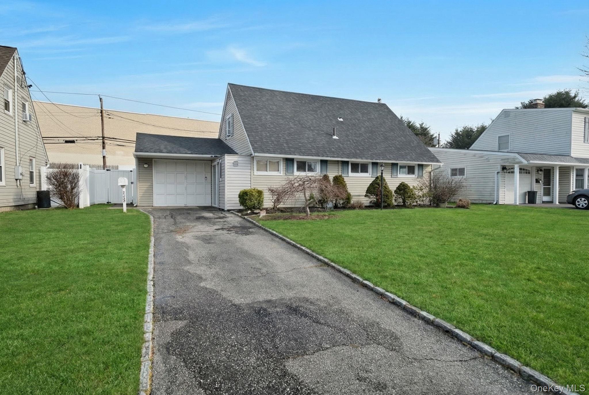 125 Hamlet Road Levittown, NY 11756 - Photo 2 of 28